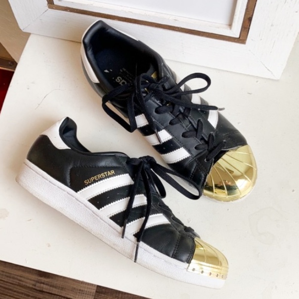 Adidas La marque aux 3 bandes superstar black sneakers with gold toe